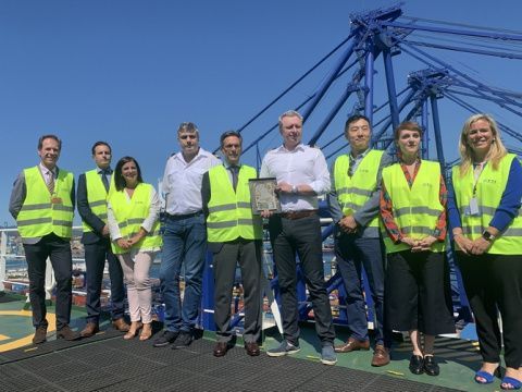 Entrega de metopa al capit&aacute;n del portacontenedores CMA CGM Vasco de Gama, Sebastian Dragu.