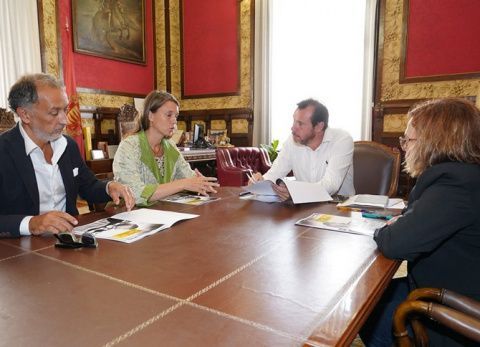 Reuni&oacute;n donde se analiz&oacute; la actividad empresarial existente en la provincia.