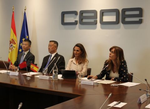 Marta Blanco en reuni&oacute;n con una delegaci&oacute;n de la CCCME.