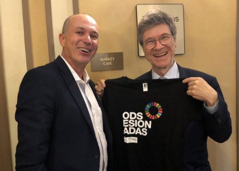Longinos Marín, de la UMU, junto al economista de Columbia Jeffrey Sachs. Longinos Marín, de la UMU, junto al economista de Columbia Jeffrey Sachs.