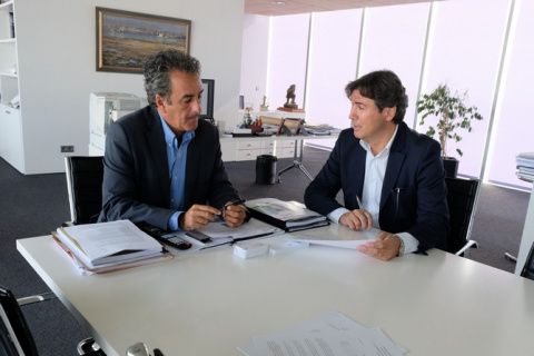 Izq. a dcha.: El consejero de Innovación, Industria, Transporte y Comercio del Gobierno de Cantabria y el presidente de la Autoridad Portuaria de Santander durante una reunión de trabajo. Izq. a dcha.: El consejero de Innovación, Industria, Transporte y Comercio del Gobierno de Cantabria y el presidente de la Autoridad Portuaria de Santander durante una reunión de trabajo.
