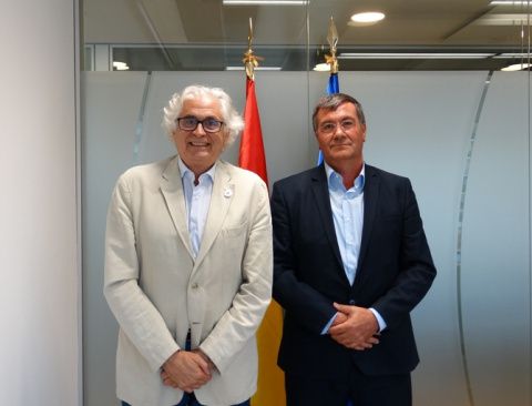 De izquierda a derecha, Jos&eacute; Luis Curbelo, presidente de COFIDES; y Carlos Vidal Garc&iacute;a, consejero delegado de InCom Group.