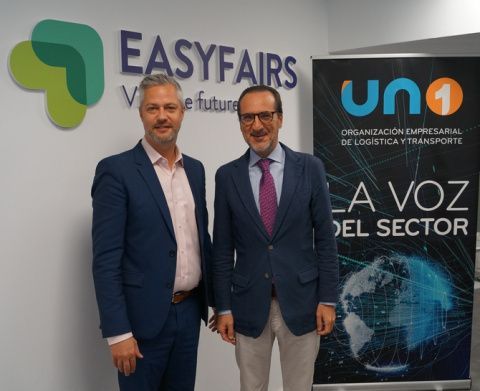 Matt Benyon, CEO de Easyfairs UK & Global y Francisco Aranda, presidente de UNO, tras la firma del acuerdo.