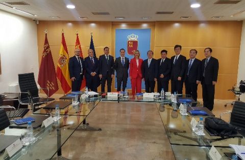 Ana Mart&iacute;nez Vidal recibi&oacute; a una delegaci&oacute;n comercial de empresarios.
