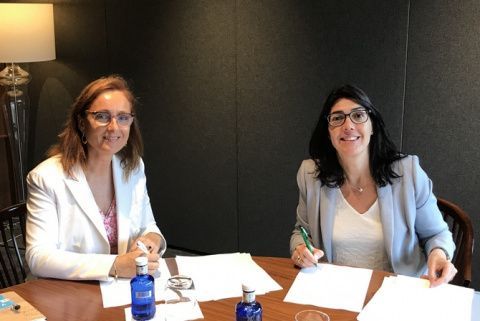 Mireia Torres, presidenta de la Plataforma Tecnológica del Vino, y Carme Sabrí, directora de AgroBank. Mireia Torres, presidenta de la Plataforma Tecnológica del Vino, y Carme Sabrí, directora de AgroBank.