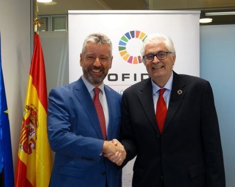 El presidente de CESCE, Fernando Salazar, y el presidente y consejero delegado de COFIDES, Jos&eacute; Luis Curbelo.
