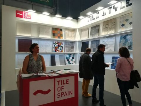 Tile of Spain, stand informativo con una muestra de producto.