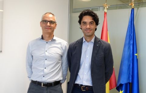 De izquierda a derecha; Guerau Carn&eacute;, director general de Array Plastics, y Rodrigo Madrazo, director general de COFIDES.