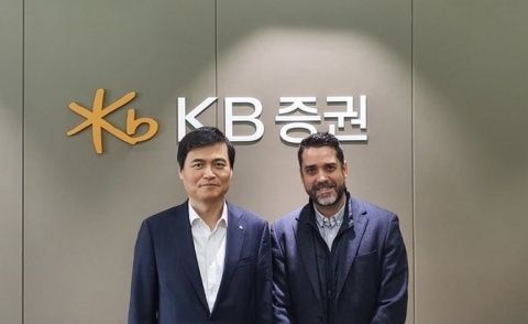 Kim MyeongSeop, Director General de KB Securities y Javier Mira, CEO de FacePhi. Kim MyeongSeop, Director General de KB Securities y Javier Mira, CEO de FacePhi.