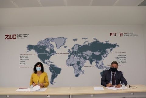 La directora de ZLC, Susana Val, y el director general de Ari&ntilde;o Duglass, Raimundo Garc&iacute;a-Figueras, durante la r&uacute;brica del convenio.