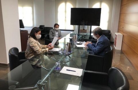 La firma del convenio entre ASECAM y la Fundación Valenciaport. La firma del convenio entre ASECAM y la Fundación Valenciaport.