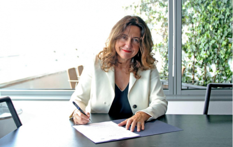 Merc&egrave; Conesa, presidenta del Port de Barcelona, firmando el acuerdo con el Puerto de Busan.
