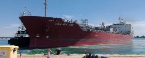 El buque Chem New York atracó en el muelle de Poniente. El buque Chem New York atracó en el muelle de Poniente.
