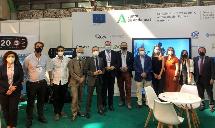 Arturo Bernal, consejero delegado de Extenda, junto a las empresas andaluzas en el stand de Extenda en S-Moving. Arturo Bernal, consejero delegado de Extenda, junto a las empresas andaluzas en el stand de Extenda en S-Moving.