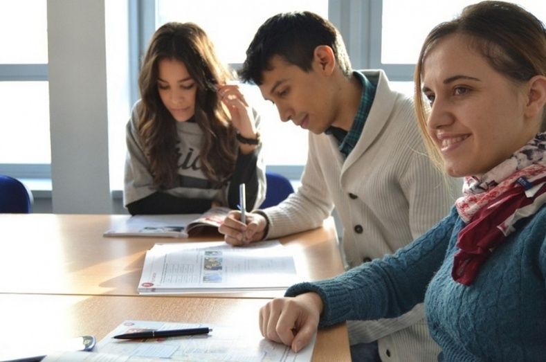 Las 1.000 becas están dirigidas a mayores de 18 años, no nativos en lengua inglesa, nacionales o residentes de 13 países. Las 1.000 becas están dirigidas a mayores de 18 años, no nativos en lengua inglesa, nacionales o residentes de 13 países.