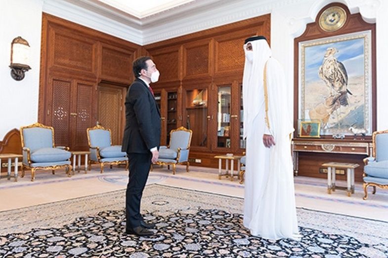 El ministro Albares, durante la audiencia con el emir de Catar. (Foto: MAEC)