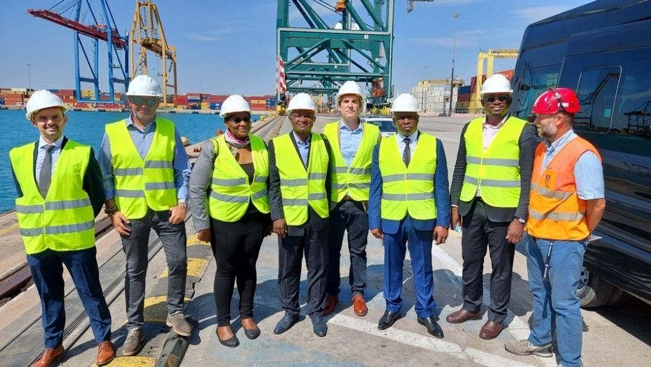 La representación de Camerún durante su visita. La representación de Camerún durante su visita.