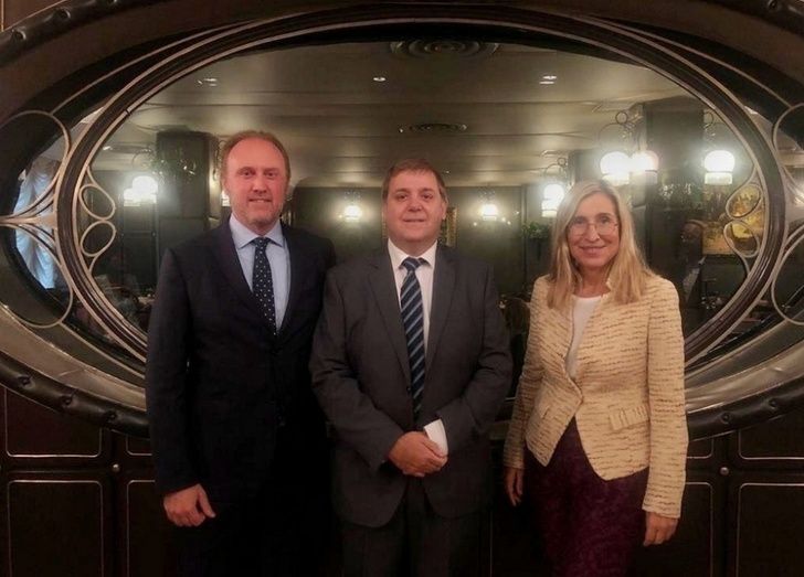 Ramón Galceran, presidente de Grant Thornton, Juan Manuel Serrano, presidente de Correos y Nuria-Vilanova, presidenta de CEAPI. Ramón Galceran, presidente de Grant Thornton, Juan Manuel Serrano, presidente de Correos y Nuria-Vilanova, presidenta de CEAPI.