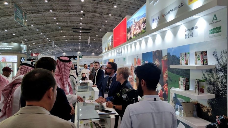 Su alteza real el príncipe Attam Bin Khalid Bin Nasser Bin Abdulaziz Al-Saud, máximo responsable del certamen, visita el stand de Andalucía en Foodex. Su alteza real el príncipe Attam Bin Khalid Bin Nasser Bin Abdulaziz Al-Saud, máximo responsable del certamen, visita el stand de Andalucía en Foodex.