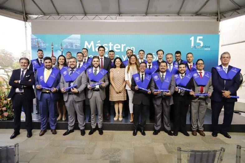 Alumnos de la 1&ordf; edici&oacute;n del M&aacute;ster en Log&iacute;stica y Gesti&oacute;n Portuaria que recibieron sus t&iacute;tulos durante el acto.