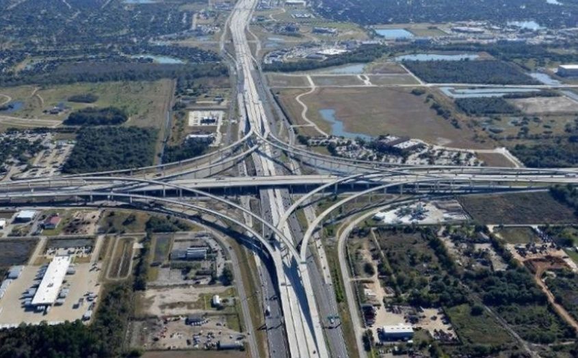 Nuevos carriles de peaje gestionados construidos en la mediana de la autopista SH 288. Nuevos carriles de peaje gestionados construidos en la mediana de la autopista SH 288.