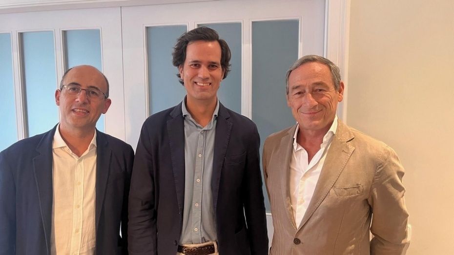 De izquierda a derecha: &Oacute;scar Fern&aacute;ndez, CEO Plameca / Felipe Mart&iacute;n, CEO Galileo / H&eacute;ctor Ara, Presidente de Plameca.