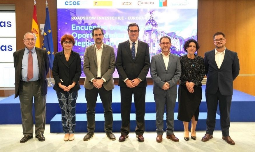 Participantes en el Encuentro Empresarial con los ministros de Econom&iacute;a y de Obras P&uacute;blicas de Chile en CEOE.