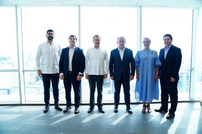 Participantes en la reuni&oacute;n con el ministro Ito Bison&oacute; en Rep&uacute;blica Dominicana.
