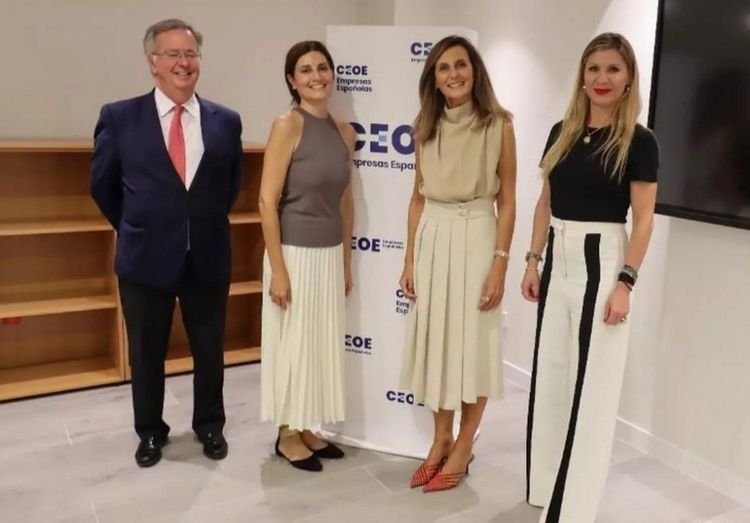 La directora de CEOE Internacional, Marta Blanco, junto con Mar&iacute;a Sim&oacute;, directora ejecutiva de Formaci&oacute;n de ICEX Espa&ntilde;a Exportaci&oacute;n e Inversiones, y Mar Garc&iacute;a, subdirectora para la Coordinaci&oacute;n del Proyect