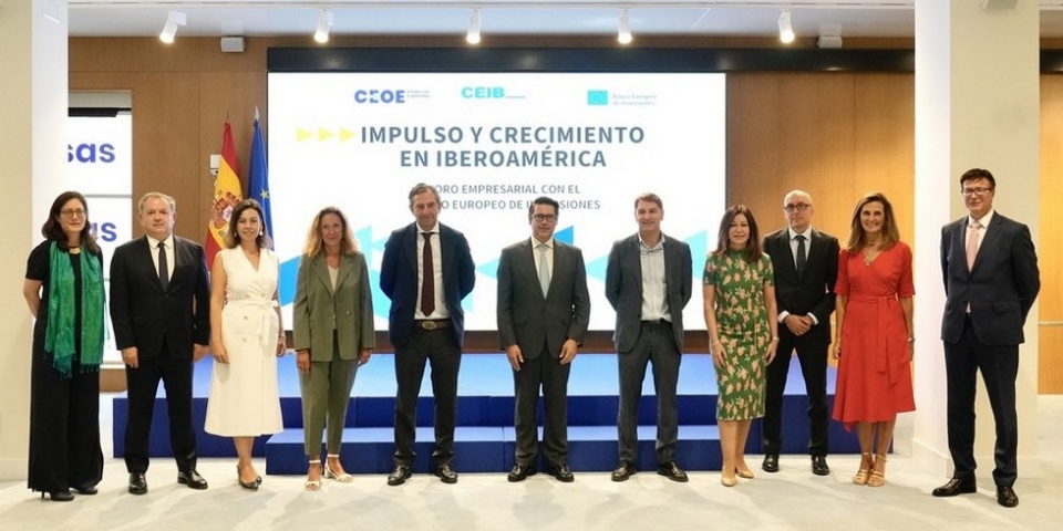 Foto de familia de los participantes en la jornada con los m&aacute;ximos representantes del BEI en CEOE