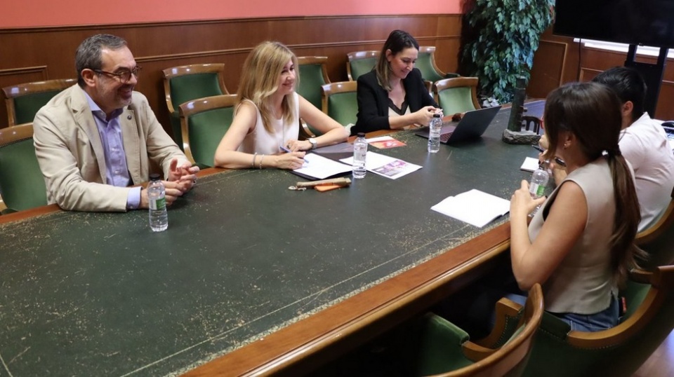 Belinda Pall&aacute;s, presidenta de AFA, presenta el estudio realizado de la mano de ESIC acerca del impacto econ&oacute;mico de las ferias en Arag&oacute;n.