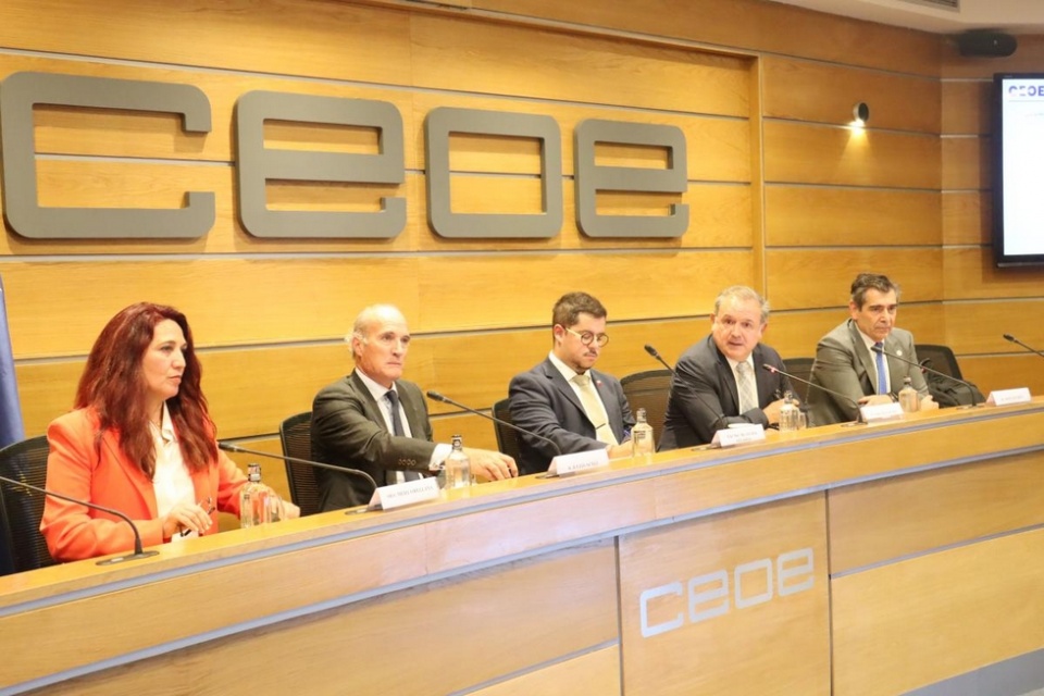Presentaci&oacute;n en CEOE de las oportunidades de inversi&oacute;n en Chile en proyectos de movilidad.