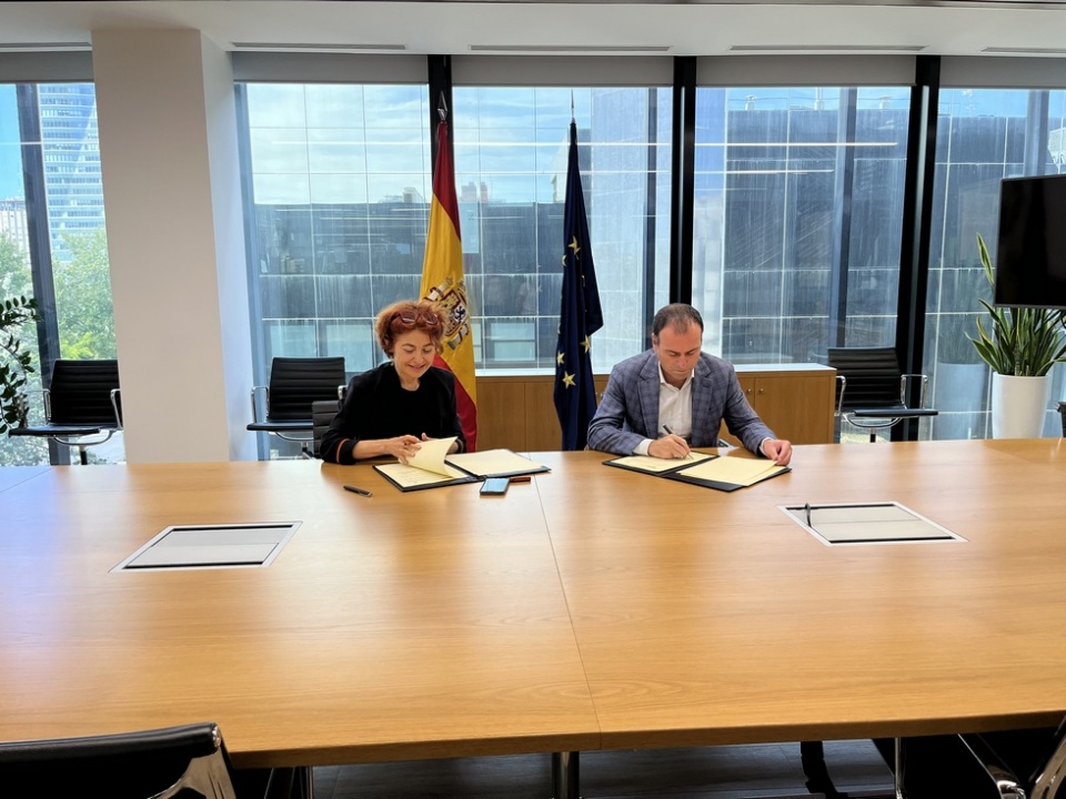 La consejera delegada de ICEX, Mar&iacute;a Pe&ntilde;a y el presidente de ASICI, Ra&uacute;l Garc&iacute;a, durante la firma del convenio.