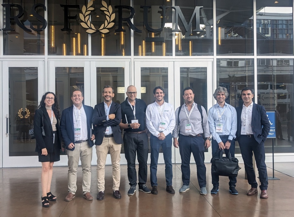 En concreto, las empresas han mantenido 25 reuniones de alto nivel con importadores internacionales americanos y visitado la Feria RE+, que reunió a más de 40.000 profesionales. En concreto, las empresas han mantenido 25 reuniones de alto nivel con importadores internacionales americanos y visitado la Feria RE+, que reunió a más de 40.000 profesionales.