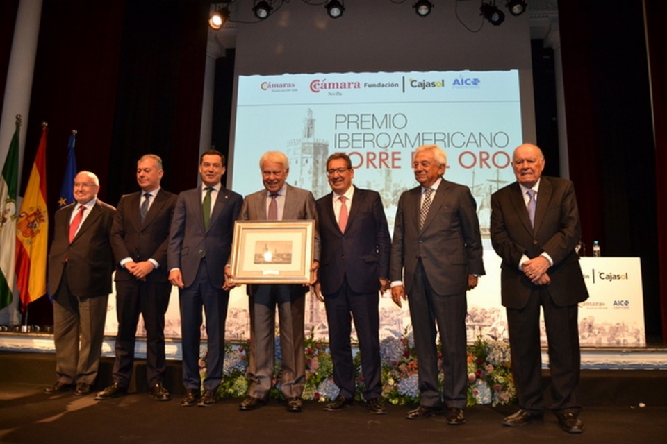 V Premio Iberoamericano Torre del Oro al expresidente del Gobierno, Felipe Gonz&aacute;lez.