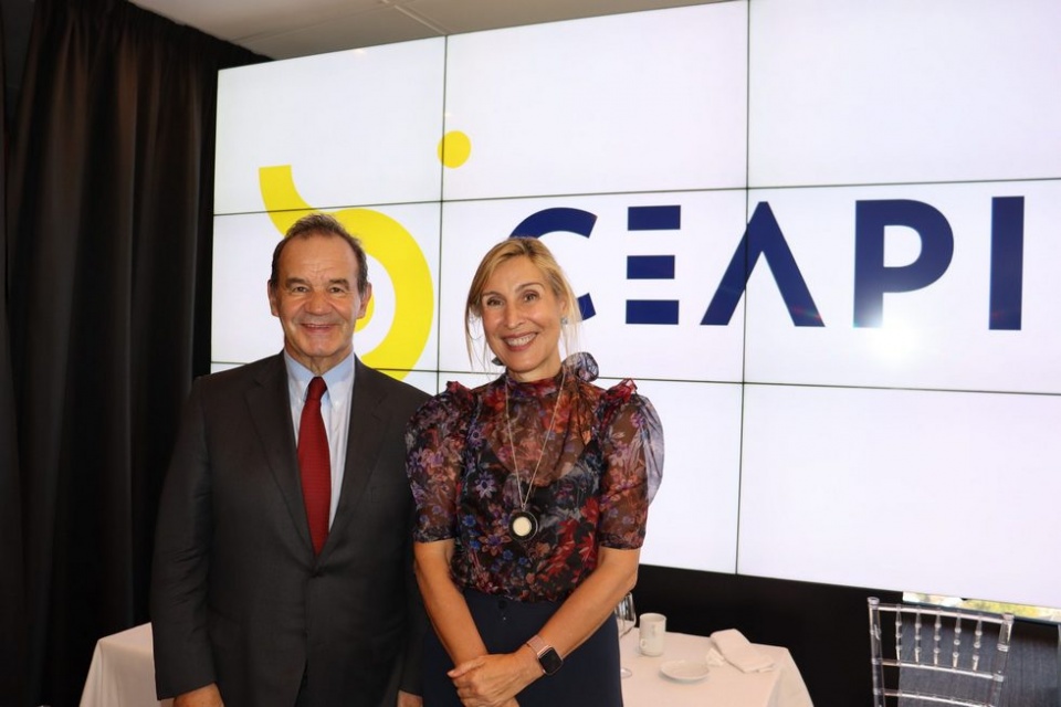 Andr&eacute;s Allamand, secretario general de la SEGIB, y N&uacute;ria Vilanova, presidenta de CEAPI