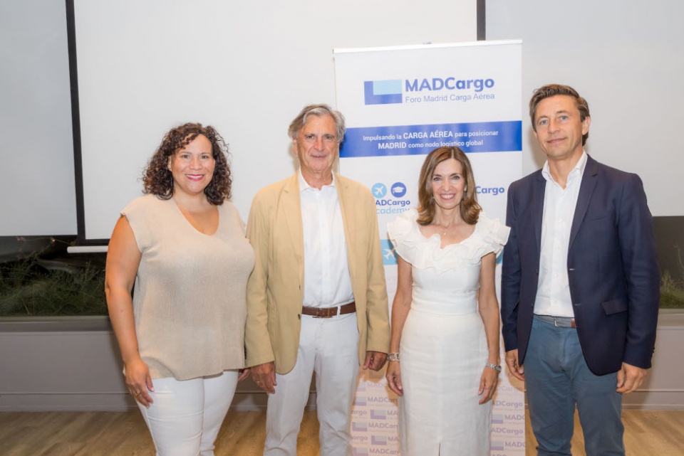 De izq. a dcha: Ang&eacute;lica Nodal, Jes&uacute;s Cu&eacute;llar, Ana Gonz&aacute;lez y Ram&oacute;n Garc&iacute;a tras la firma del acuerdo.
