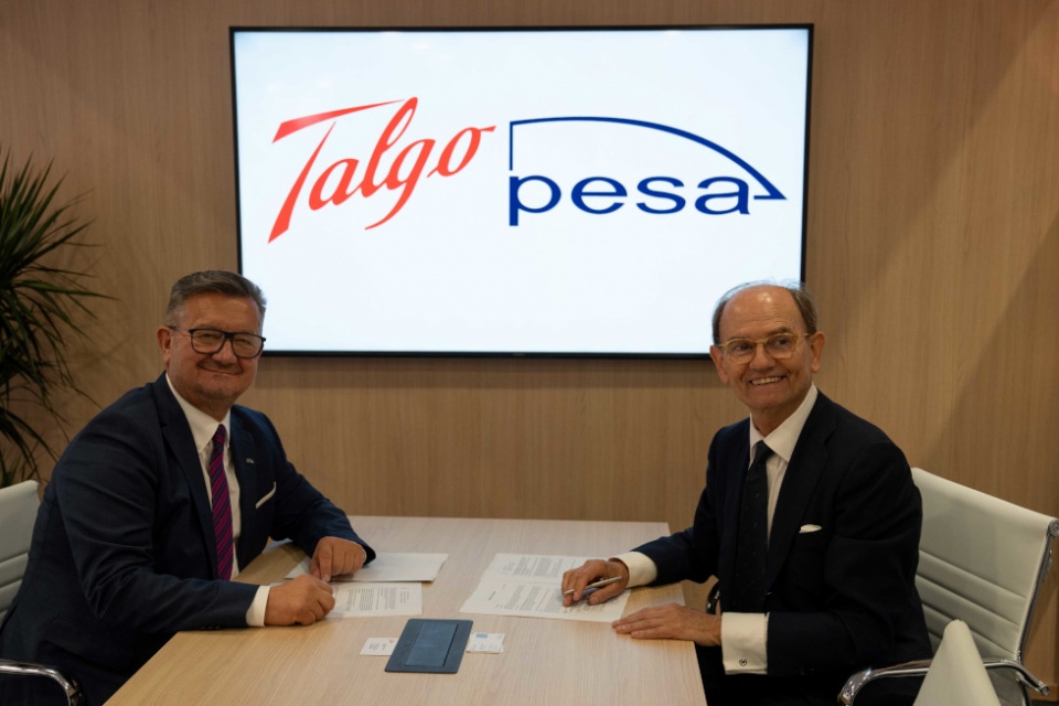 El presidente de Talgo, Carlos Palacio, y el CEO de Pesa, Krzysztof Zdziarski, son los signatarios de un MdE.