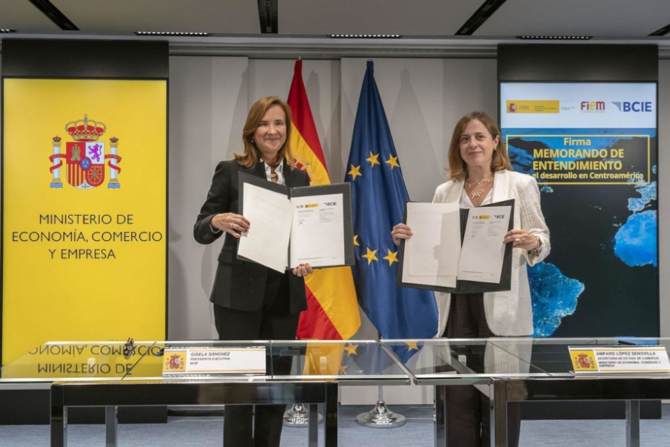 La secretaria de Estado de Comercio, Amparo L&oacute;pez Senovilla, y la presidenta ejecutiva del Banco Centroamericano de Integraci&oacute;n Econ&oacute;mica (BCIE), Gisela S&aacute;nchez, muestran el acuerdo.