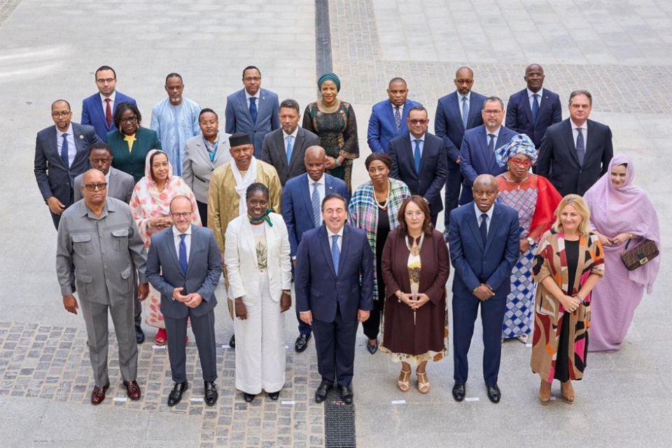 El ministro de Asuntos Exteriores, Uni&oacute;n Europea y Cooperaci&oacute;n, Jos&eacute; Manuel Albares, con los representantes de las embajadas africanas.