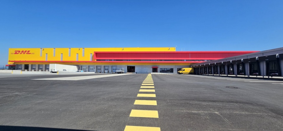 DHL reafirma su compromiso con la sostenibilidad dotando a las nuevas instalaciones de paneles solares, modernos sistemas de iluminaci&oacute;n y ventilaci&oacute;n y rampas de carga para veh&iacute;culos el&eacute;ctricos.