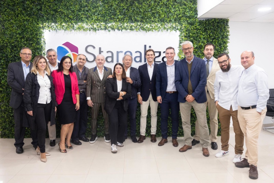 Foto de grupo de Starnaliza con Albert Rivera, presidente del Club Raheem.