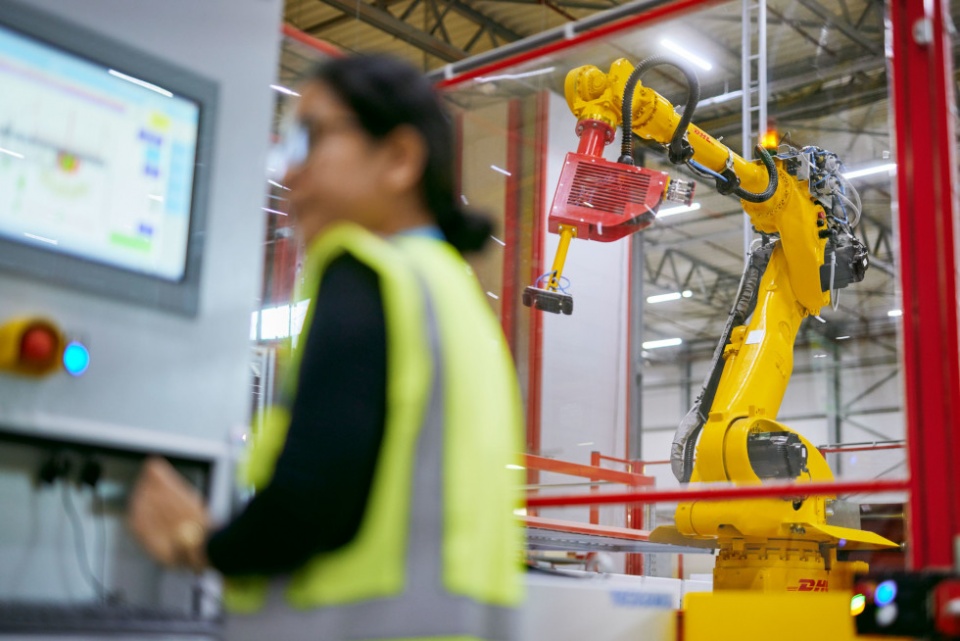 Empleado trabajando en una m&aacute;quina. Foto: DHL.