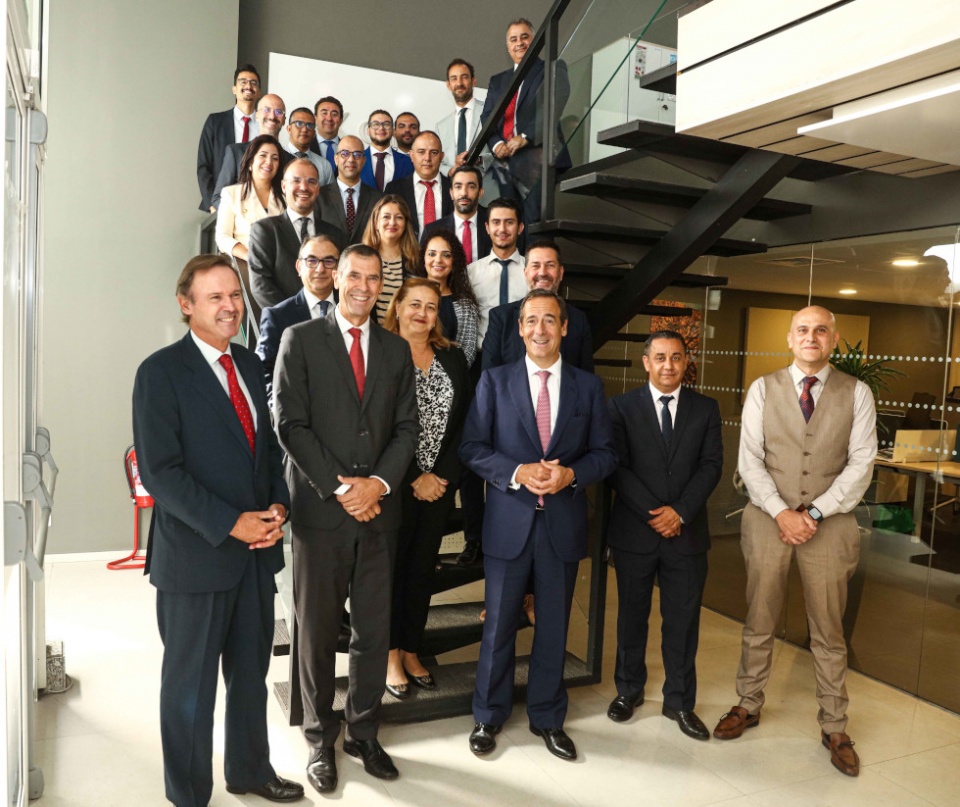Gonzalo Gort&aacute;zar, durante su visita a la oficina de CaixaBank en Casablanca.