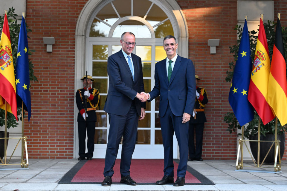El presidente del Gobierno, Pedro Sánchez, saluda al canciller alemán, Friedrich Merz, a su llegada al Palacio de La Moncloa. | Pool Moncloa/Borja Puig de la Bellacasa El presidente del Gobierno, Pedro Sánchez, saluda al canciller alemán, Friedrich Merz, a su llegada al Palacio de La Moncloa. | Pool Moncloa/Borja Puig de la Bellacasa