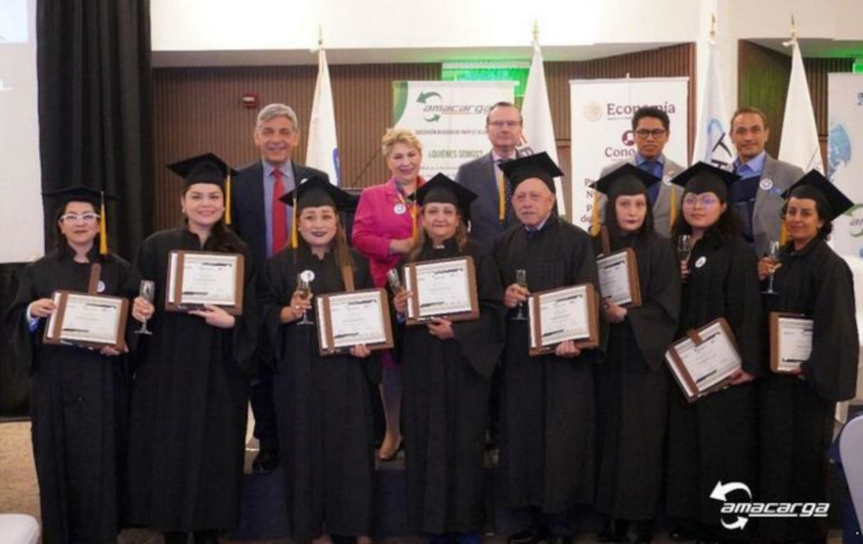 Alejandro Arola presidió la entrega de diplomas del curso de Amacarga. (Foto: Amacarga). Alejandro Arola presidió la entrega de diplomas del curso de Amacarga. (Foto: Amacarga).