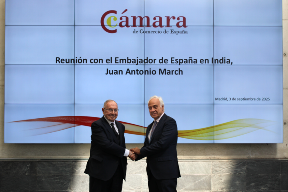 El presidente de C&aacute;mara de Espa&ntilde;a, Jos&eacute; Luis Bonet, a la izquierda, con Juan Antonio March, embajador de Espa&ntilde;a en India.