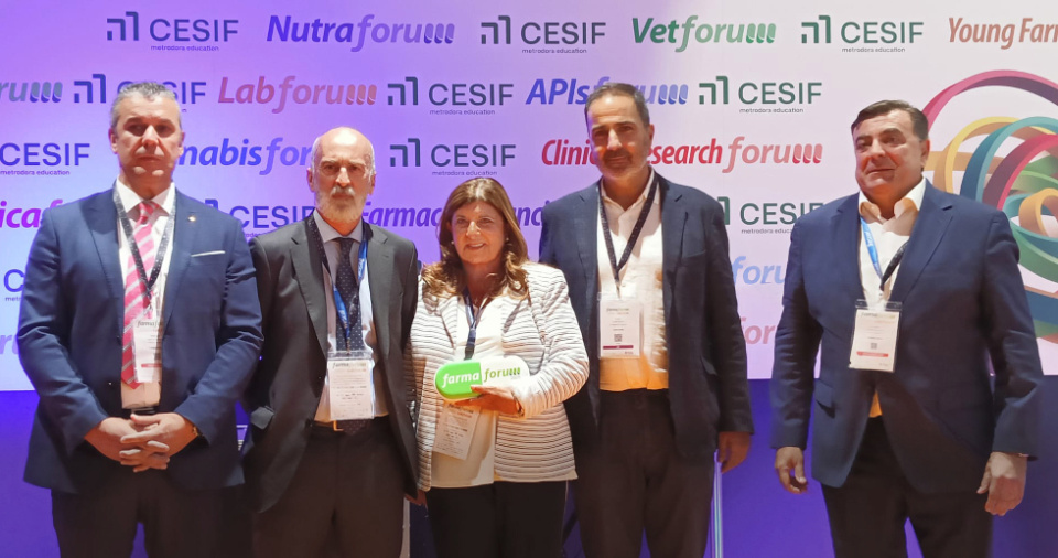 Marisa Camacho, CEO de TIPSA, recoge el Premio Farmaforum 2025 a la Mejor Empresa Log&iacute;stica y Transporte en la Industria Farmac&eacute;utica.