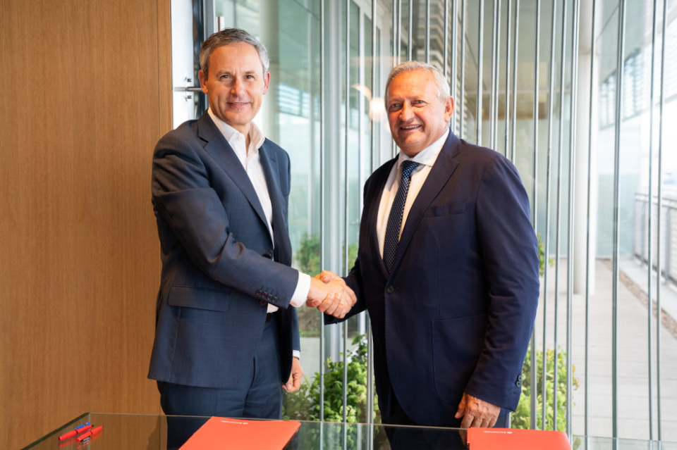 El acuerdo ha sido firmado por Javier Cortadellas, director de Clientes, Rentabilidad e Instituciones de Santander Espa&ntilde;a y el presidente de Cooperativas Agro-alimentarias de Espa&ntilde;a, &Aacute;ngel Villafranca.