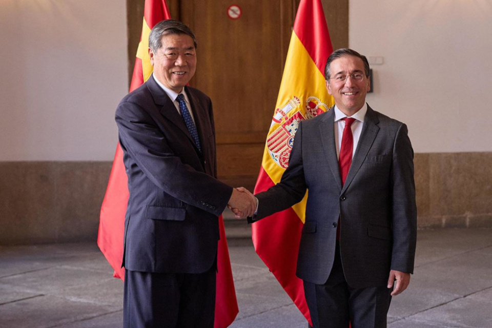El ministro de Asuntos Exteriores, Uni&oacute;n Europea y Cooperaci&oacute;n, Jos&eacute; Manuel Albares, recibe al vice primer ministro de China, He Lifeng.